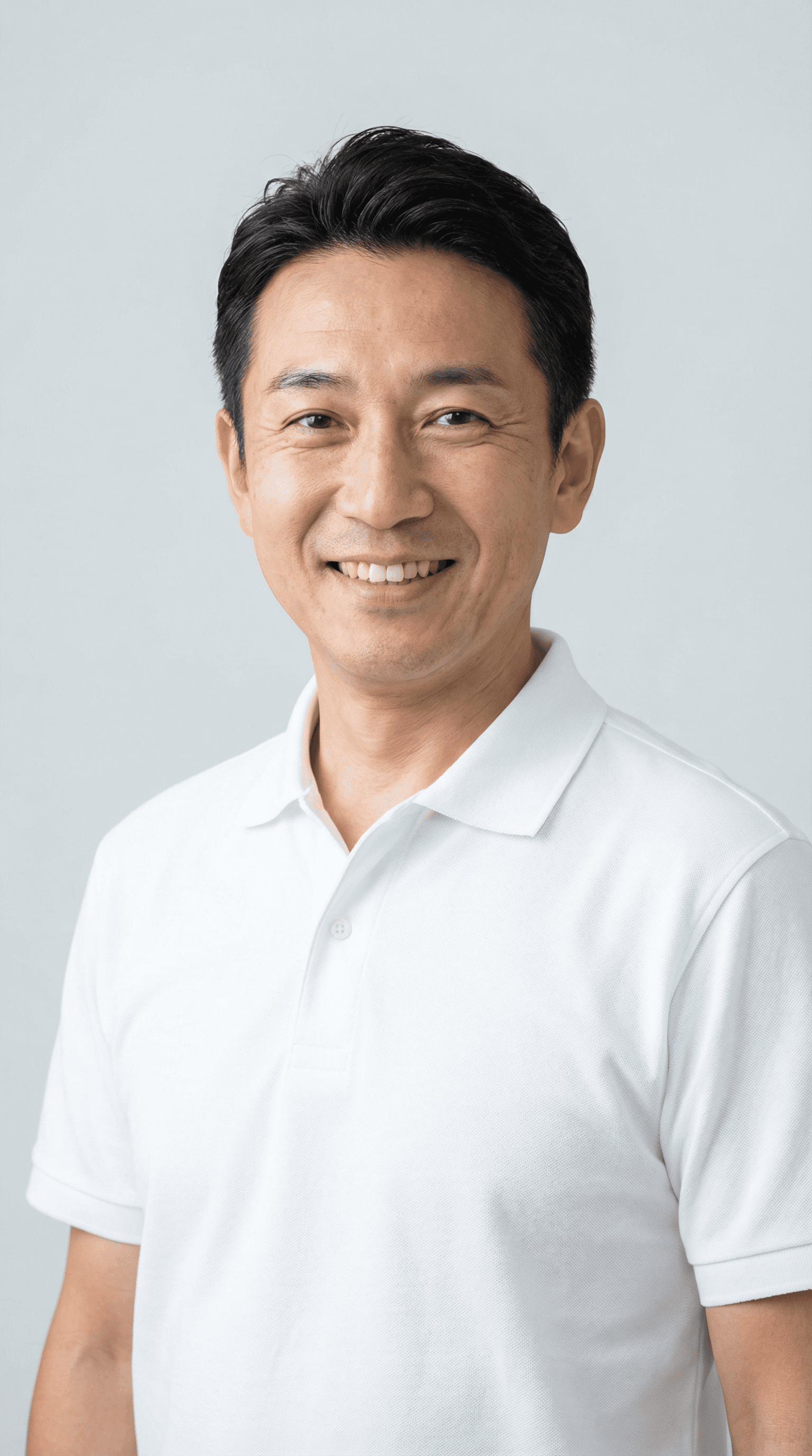 代表・小山の顔写真。清潔感があり、誠実で優しい笑顔。